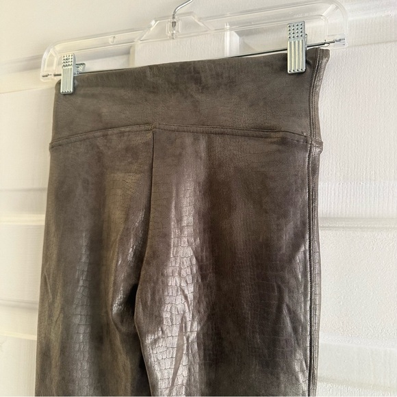 SPANX Faux Leather Croc Shine Leggings Darkened Olive Slimming Size Small - Picture 8 of 11